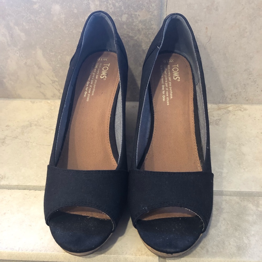 Tom’s open toe wedge
